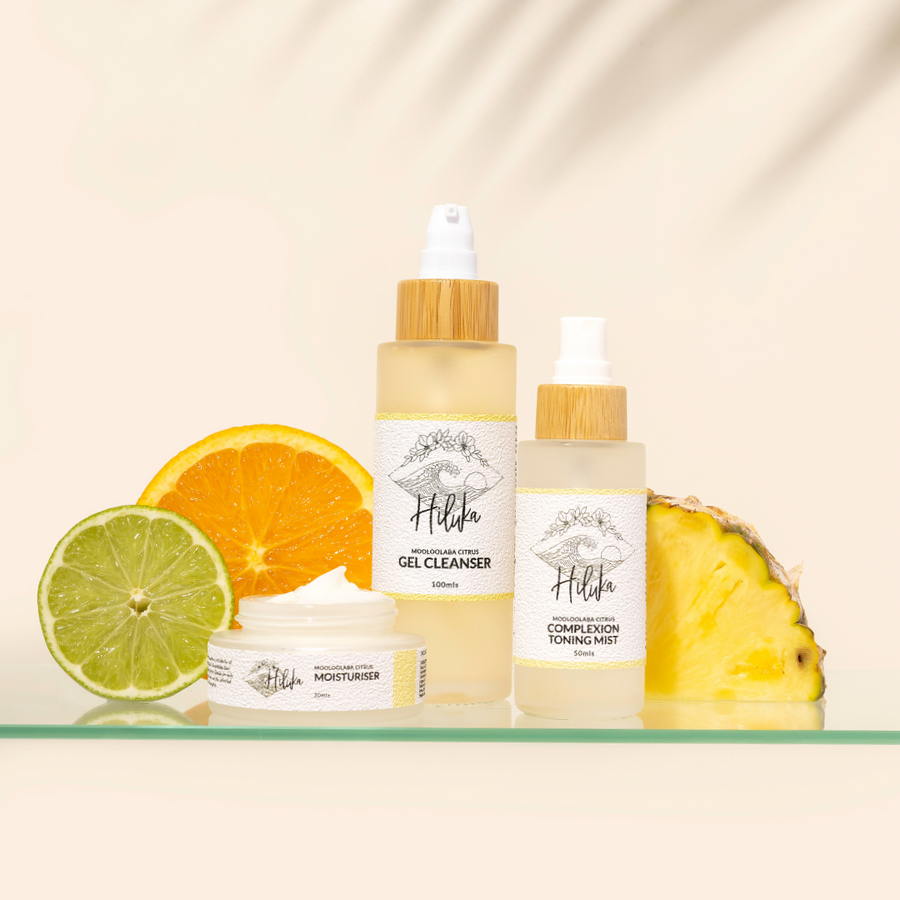 Combining a range of tropical and citrus fresh fruit extracts, including Papaya, Pineapple, Pomegranate, Apple, Orange and Lime. This Gel cleanser, Complexion toning mist and daily moisturiser set are particularly beneficial for oily, blemished or problematic skin types.